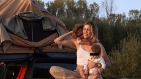 Prin ce au trecut Emily Burghelea și soțul ei, în timp ce dormeau la cort cu copiii! Au vrut să strângă tot și să plece: „Am crezut că ne atacă șacalii”